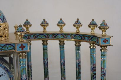 null RUSSIA, cloisonné enamel clock, decorated with a colonnade, 20th century. 52...