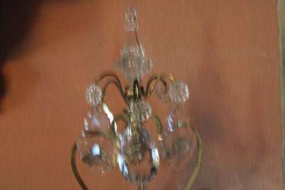 null Paire de girandoles en laiton et cristal de style Louis XV, à 3 feux. Hauteur...