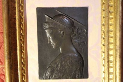 null Haut relief en bronze dans le goût de la renaissance. 14 x 9,5 cm.