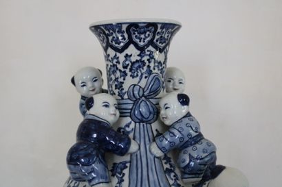 null CHINE, Vase en porcelaine, à décor de personnages en camaïeu bleu, XXe siècle....