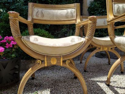 null Suite de 6 fauteuils en bois mouluré, sculpté et doré de style directoire reposant...