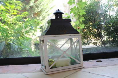null Lantern in white lacquered wood, 20th century. Dimensions: 47 x 31 x 18 cm.