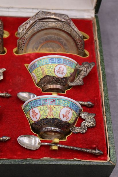 CHINE, XXème siècle CHINE, XXème siècle. Service à thé ou café en porcelaine à monture...