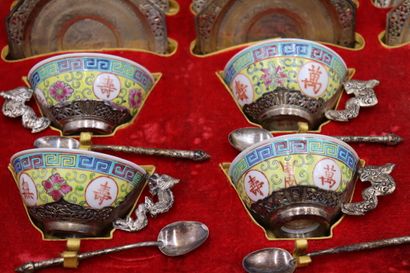 CHINE, XXème siècle CHINE, XXème siècle. Service à thé ou café en porcelaine à monture...