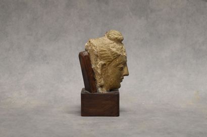 null ASIE. Tête de Bouddha en pierre sculptée, socle en bois. Hauteur totale : 16...