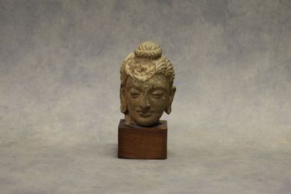 null ASIE. Tête de Bouddha en pierre sculptée, socle en bois. Hauteur totale : 16...