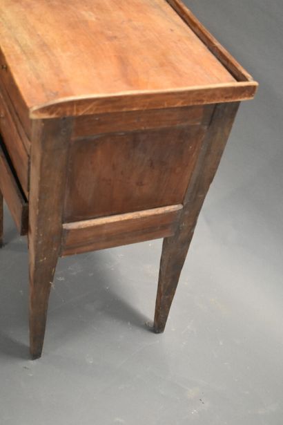 CHEVET Chevet en bois sculpté ouvrant par trois tiroirs. Epoque Louis XVI. Dimensions...