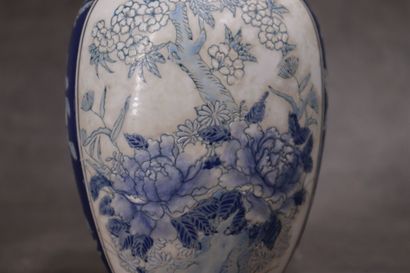 null ASIE. Réunion de deux vases en porcelaine à décor de fleurs. Un signé sous la...