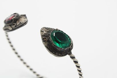 null Meeting of jewels:

-Two silver rings (800/1000) set with onyx, chrysoprase...