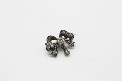 null Meeting of three jewels of which: 

-Silver brooch (900/1000) featuring a flower...