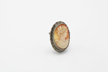 null Meeting of four cameos: 

-Brooch cameo silver mark crab. The setting is bordered...