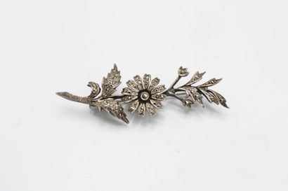 null Meeting of three jewels of which: 

-Silver brooch (900/1000) featuring a flower...