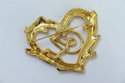 null Christian LACROIX. Brooch fancy heart-shaped, gold metal. With a Lacroix box....