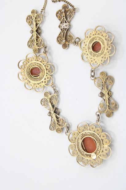 null Silver necklace vermeil (900/1000) openwork articulated by three cameos shell...