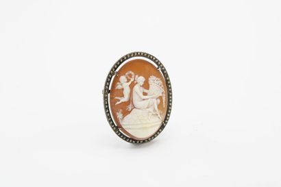 null Meeting of four cameos: 

-Brooch cameo silver mark crab. The setting is bordered...