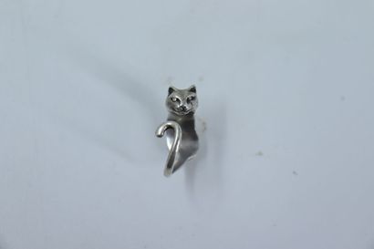 null Silver ring (800/1000), simulating a cat wrapped around the finger, the necklace...