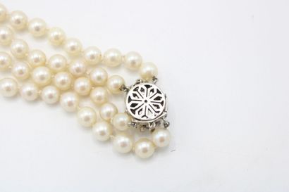 null Necklace made of two rows of cultured pearls, the clasp in 14K gold (585/1000)...