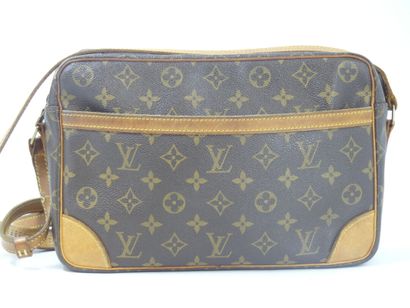 null LOUIS VUITTON. Shoulder bag in monogram canvas and natural leather. Three Vuitton...
