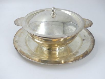 null CHRISTOFLE. Soup tureen in silver plated metal accompanied by its dish. Diameter...