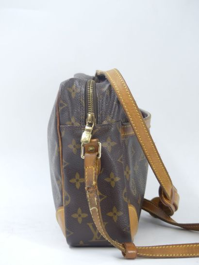 null LOUIS VUITTON. Shoulder bag in monogram canvas and natural leather. Three Vuitton...