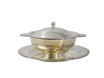 null CHRISTOFLE. Soup tureen in silver plated metal accompanied by its dish. Diameter...