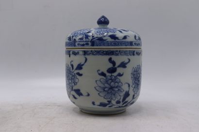 null ASIE. Réunion d'une assiette en porcelaine imari (diamètre: 21.5cm) et un pot...