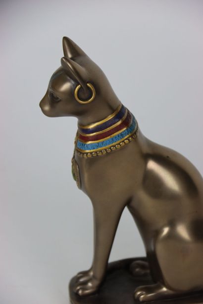 null Egypt. Cat in polychrome bronze. Dimensions: 21 x 11 cm