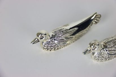 null 12 silver plated knife holders in the shape of a duck, very well chiseled, in...