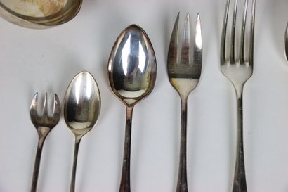 null Ménagère en métal argenté comprenant : onze fourchettes. Cinq fourchettes à...