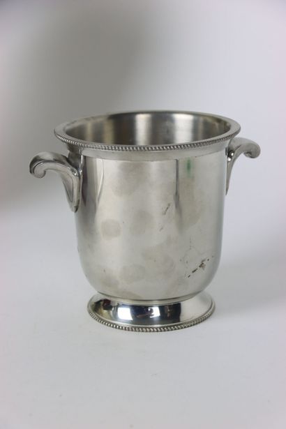 null The pewter of the Manor. Two tastevins in pewter and glass. Dimensions: We joined...