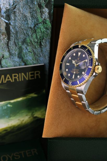 Rolex Submariner réf.16613 c.2003 Montre bracelet en or et acier. Boitier rond de...