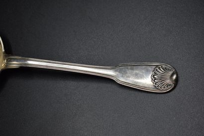 null Saupoudreuse en argent.

Poinçon "A" de Paris. 

XVIIIe siècle

Longueur: 20.9cm....