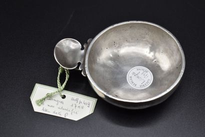 null Rare tastevin en argent. 

Marqué "P PERNET". Poinçons de Langres 1768. 

Hauteur...