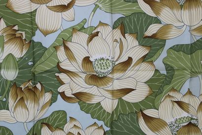 null HERMES. Modèle "Fleurs de lotus". Carré en soie design par Christiane Vauzelles....