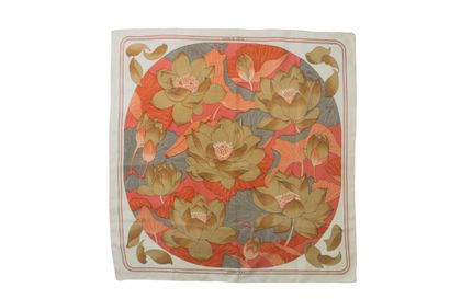 null HERMES. Modèle "Fleurs de lotus". Carré en soie, design par Christiane Vauzelles....