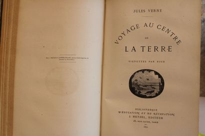 null Jules VERNE, Meeting of two works:
- Voyages Extraordinaires, Plat aux deux...