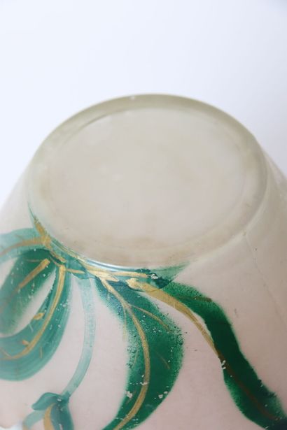 null Vase boule en verre à décor polychrome figurant des fleurs parmi les herbes,...