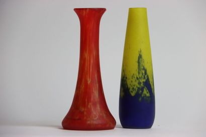 null Réunion de vases comprenant un vase à décor émaillé d'un faisan dans un sous-bois,...