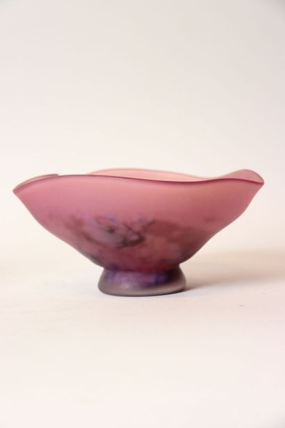 null Réunion comprenant un petit vase boule en pâte de verre violet signé La Rochère...
