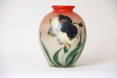 null Vase boule en verre à décor polychrome figurant des fleurs parmi les herbes,...