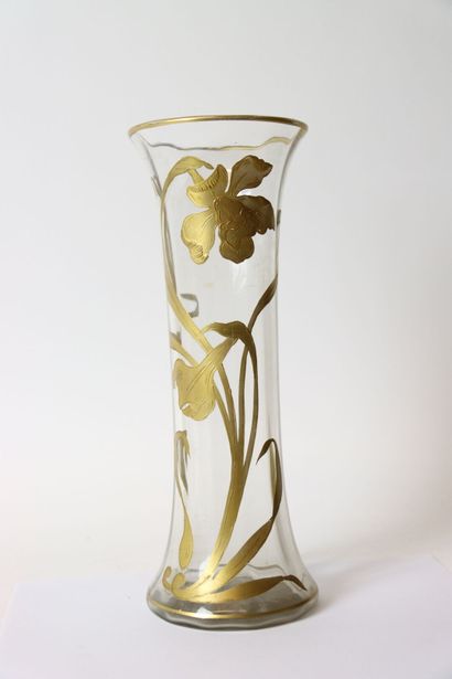 null Vase tubulaire et col évasé en verre coloré et émaillé polychrome à décor de...