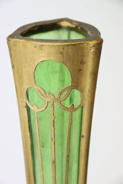 null Grand vase de forme oblongue en verre teinté vert et décor en dorures, fin du...