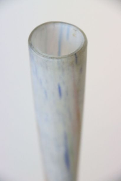 null Réunion de trois vases soliflores en pâte de verre marmoréen, bleu, violets...