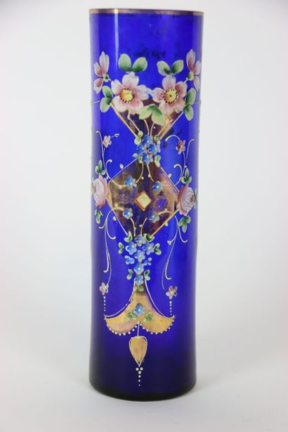null MONTJOYE dans le goût de. Paire de vases en verre bleu à décor émaillé polychrome...
