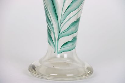 null Grand vase en verre, époque Art Nouveau, émaillé d'un décor floral vert et bleu,...