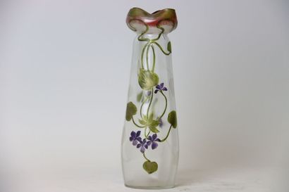 null Grand vase en verre émaillé de fleurs grimpantes polychromes, et à bords polylobés...