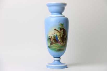 null Vase fuseau sur piédouche en verre opaline bleu à décor en son centre d'une...