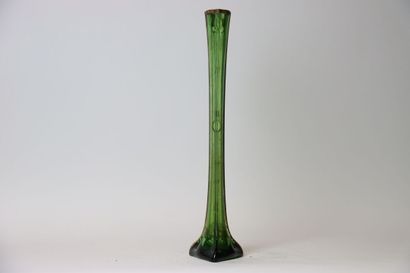 null Grand vase de forme oblongue en verre teinté vert et décor en dorures, fin du...