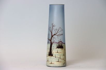 null Vase rouleau en verre à décor d'arbre dans un paysage de neige, début du XXe...