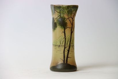null François-Théodore LEGRAS (1839-1916), Vase à décor émaillé polychrome lacustre...